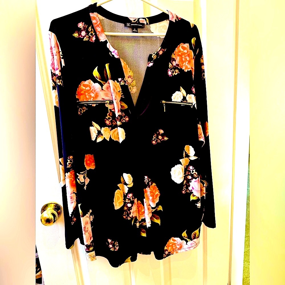 NWOT ladies top with gold zippers black background 3X floral design